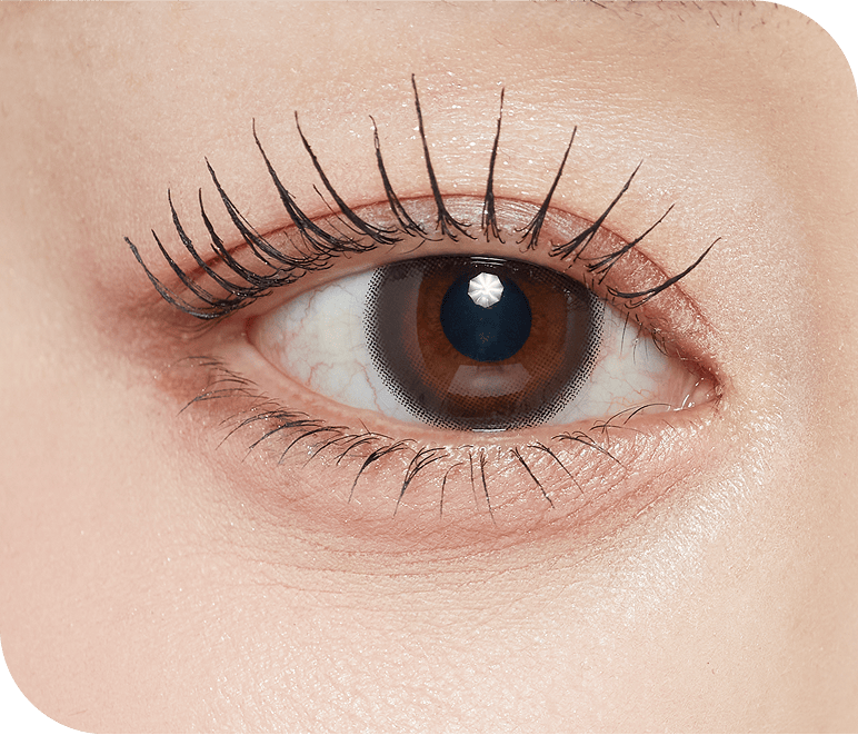 束感まつ毛の目元クローズアップ